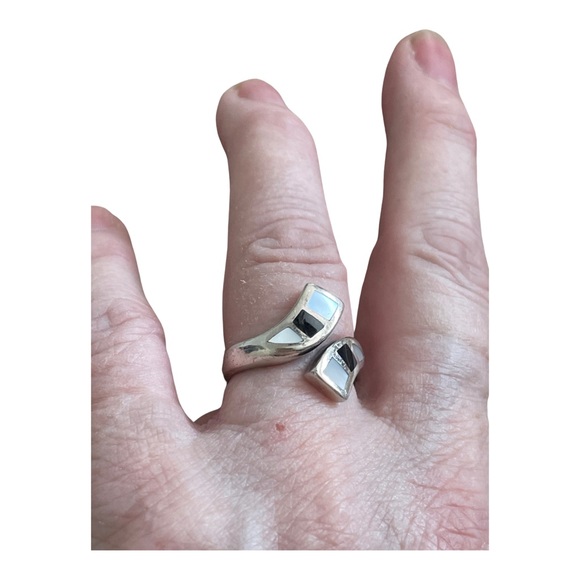Mother of Pearl & Onyx inlaid in Heavy Sterling Ring Size 7. New Old Stock - Picture 3 of 7
